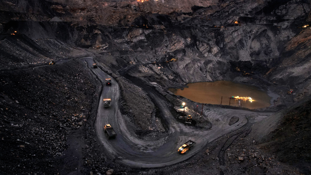 Không chỉ dưới các tầng than sâu, trên các khai trường mỏ lộ thiên vùng Cẩm Phả việc khai thác than đang được đẩy mạnh, đáp ứng nhu cầu tiêu thụ tăng cao cho thị trường...
