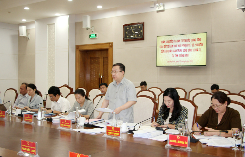 Đồng chí Đặng Xuân Phương, Phó Bí thư Tỉnh ủy, phát biểu tại buổi làm việc.