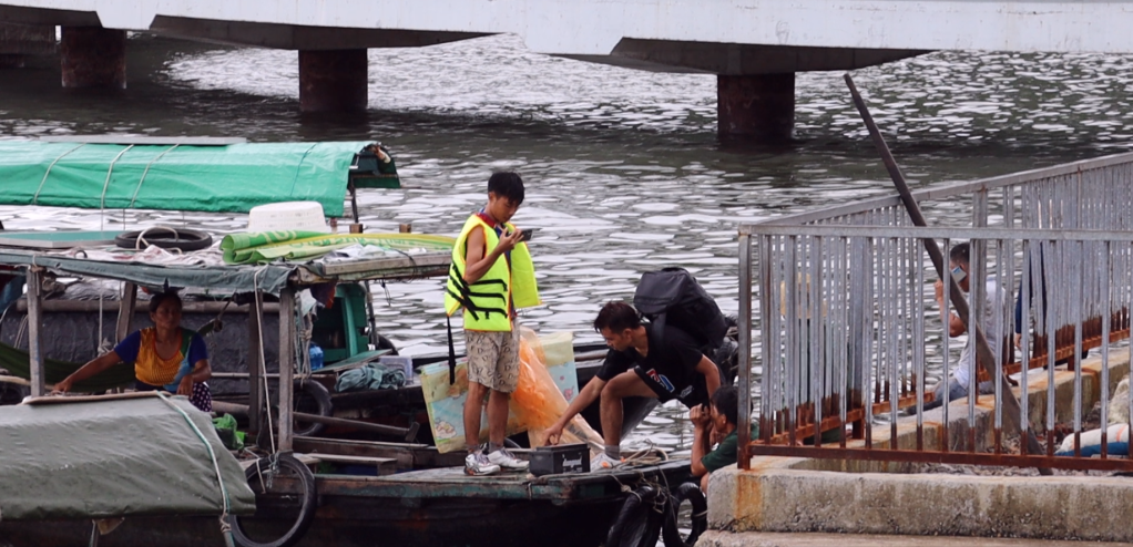 Hình ảnh Youtuber Phương Hữu Dưỡng cùng ekip vừa cập bến tự phát sau chuyến du lịch trải nghiệm đảo hoang.