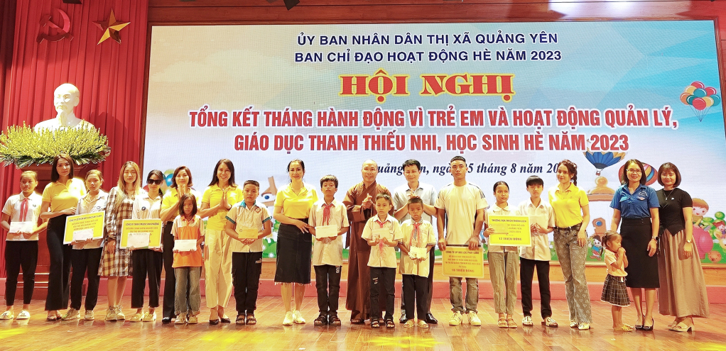 Lãnh đạo TX Quảng Yên cùng các nhà hảo tâm trao đỡ đầu cho các em học sinh, sinh viên nhân dịp năm học mới 2023-2024.