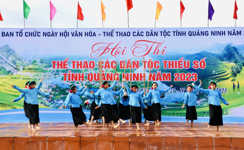 Biểu diễn văn nghệ trên sân khấu.