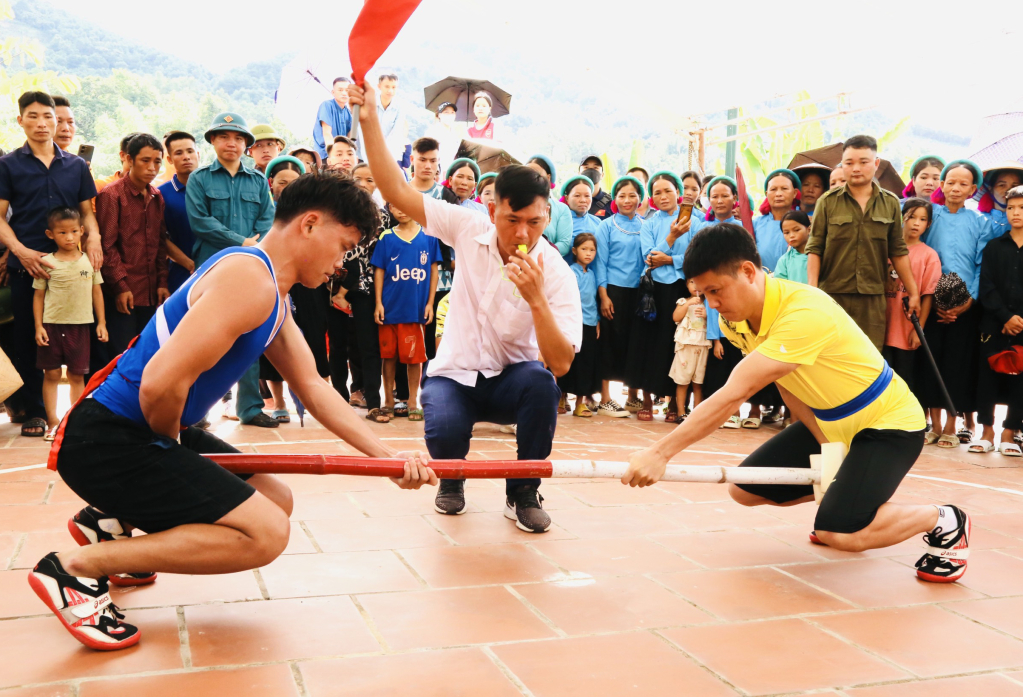 Nội dung thi đẩy gậy.