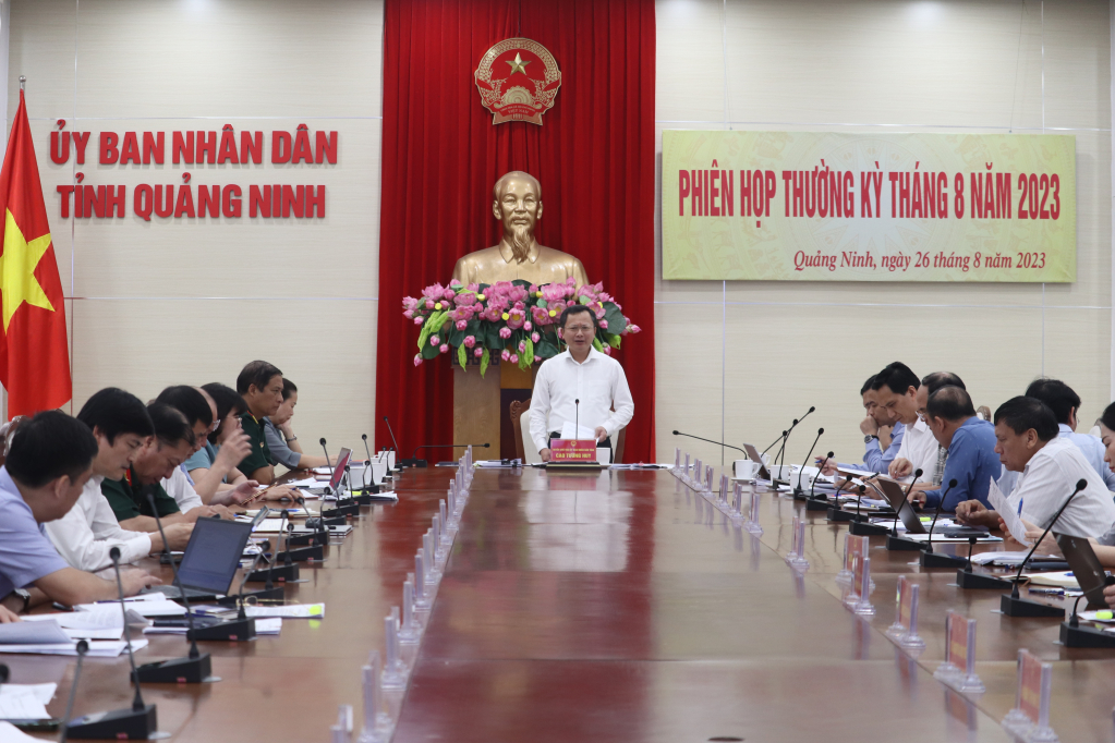 Đồng chí Cao Tường Huy, Quyền Chủ tịch UBND tỉnh chủ trì phiên họp.