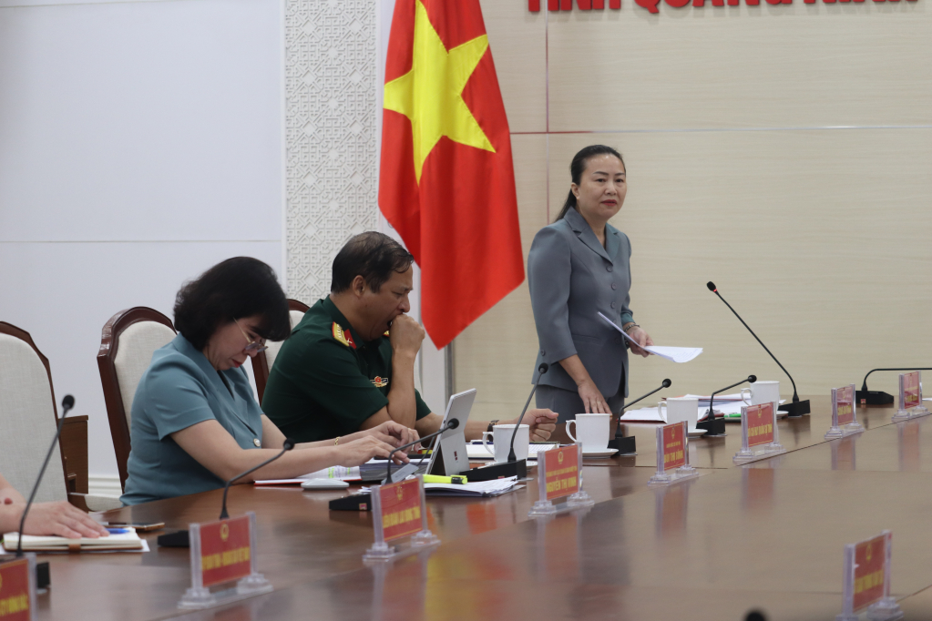 Đ/c Vi Ngọc Bích, Phó Chủ tịch Thường trực HĐND tỉnh, phát biểu tại phiên họp.