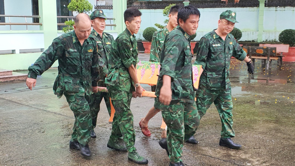 Cán bộ, chiến sỹ Hải đội 2 (BĐBP Quảng Ninh) giúp Trường Tiểu học Minh Hà chỉnh trang khuôn viên trường học.