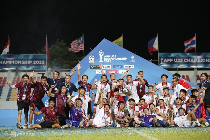 Các cầu thủ và Ban huấn luyện Việt Nam mừng chức vô địch U23 Đông Nam Á 2023. Ảnh: Lâm Thoả