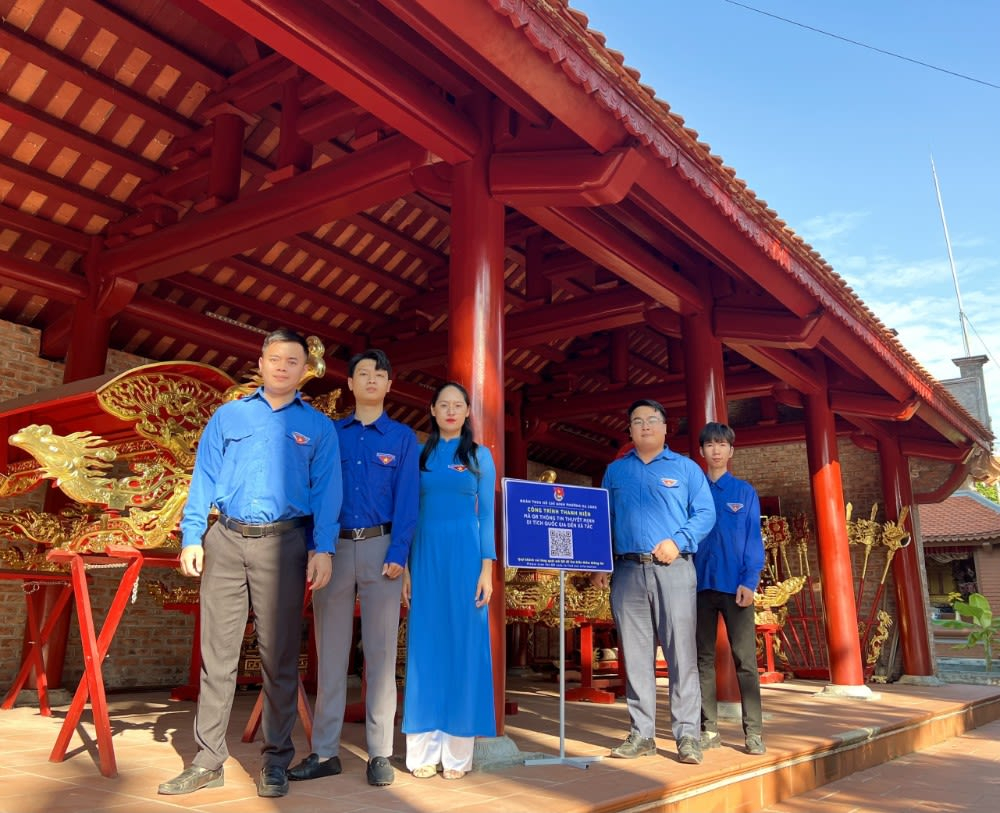 Thành Đoàn Móng Cái triển khai gắn mã QR cung cấp thông tin cho du khách ở đền Xã Tắc và nhiều điểm du lịch khác. Ảnh: Thành Đoàn Móng Cái