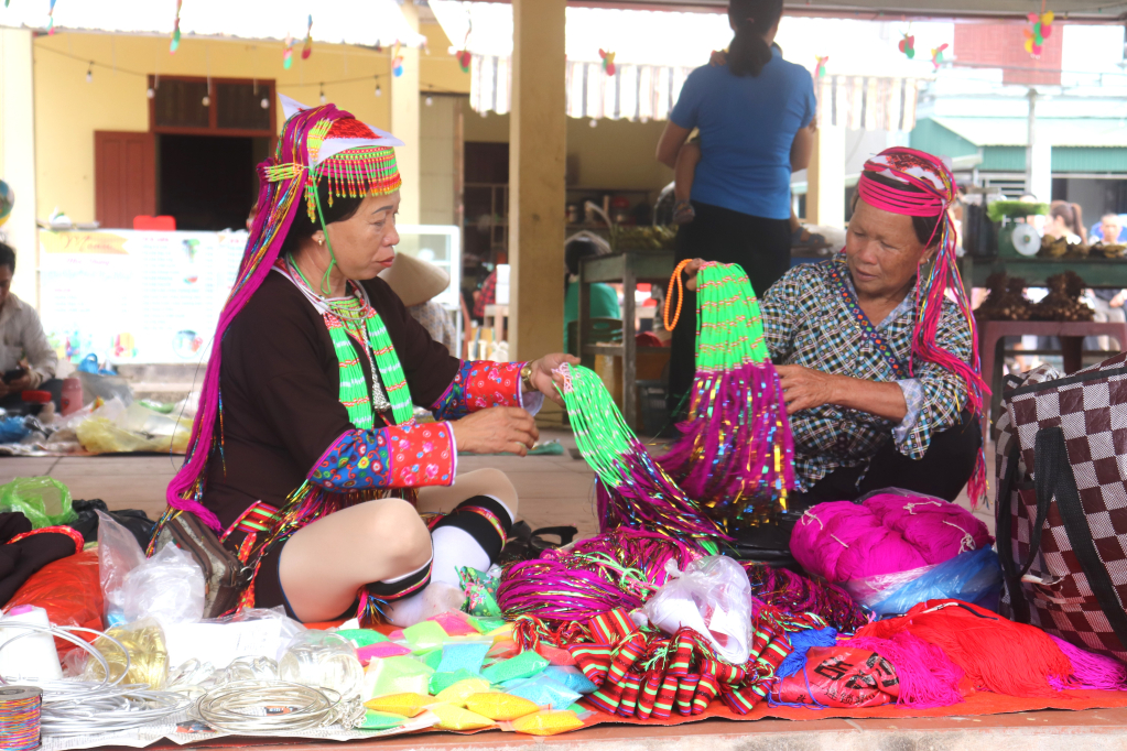 Những người phụ nữ dân tộc Dao Thanh Y bán những mặt hàng thổ cẩm truyền thống.