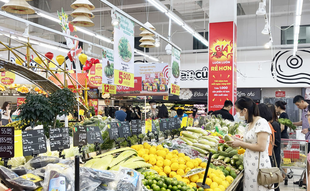 Người dân mua sắm hàng hóa tại siêu thị GO! Hạ Long.