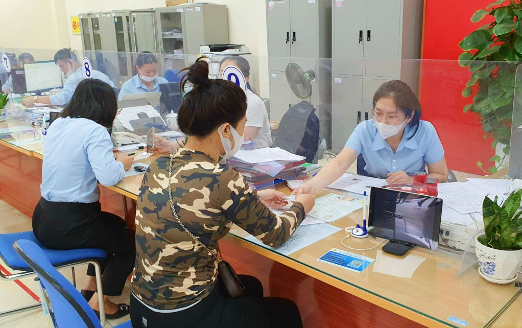 Cán bộ Trung tâm Phục vụ hành chính công TX Đông Triều hỗ trợ công dân đến giải quyết thủ tục hành chính. Ảnh: Nguyễn Thanh