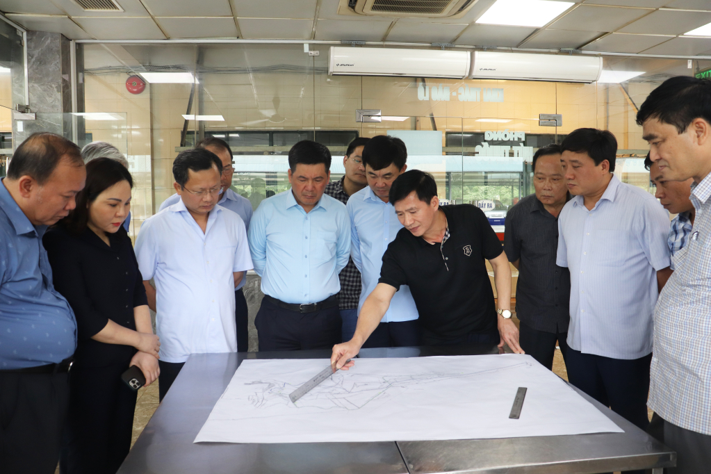 Bộ trưởng Bộ Công thương Nguyễn Hồng Diên nghe lãnh đạo Tập đoàn TKV và Công ty CP than Vàng Danh báo cáo về diễn biến của sự cố tai nạn lao động.