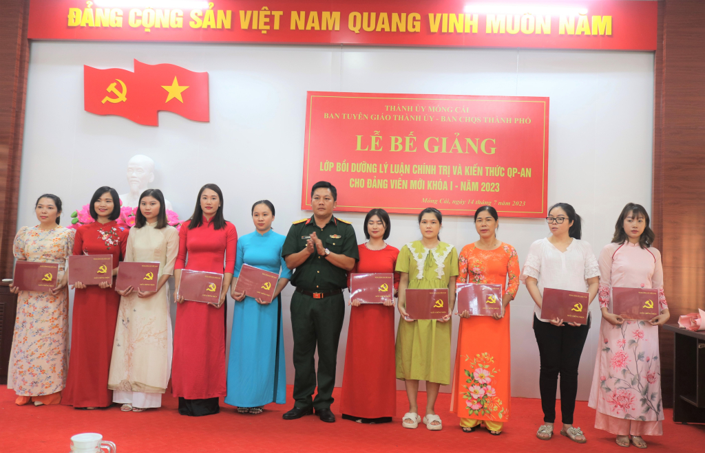 Lãnh đạo Ban CHQS TP Móng Cái  trao giấy chứng nhận cho các học viênlớp Bồi dưỡng lý luận chính trị và kiến thức QP - AN cho đảng viên mới khóa I, năm 2023. Ảnh: