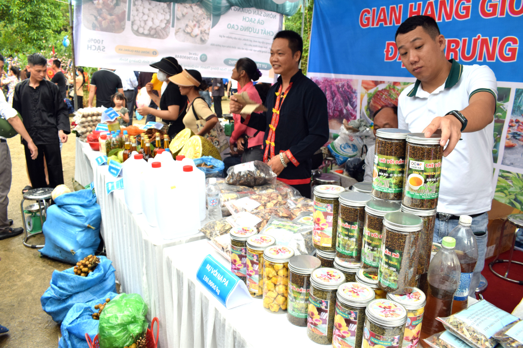 Nhiều mặt hàng của người dân xã Quảng An đều bán rất tốt ở Tầm Làng vào các ngày hội và dịp cuối tuần