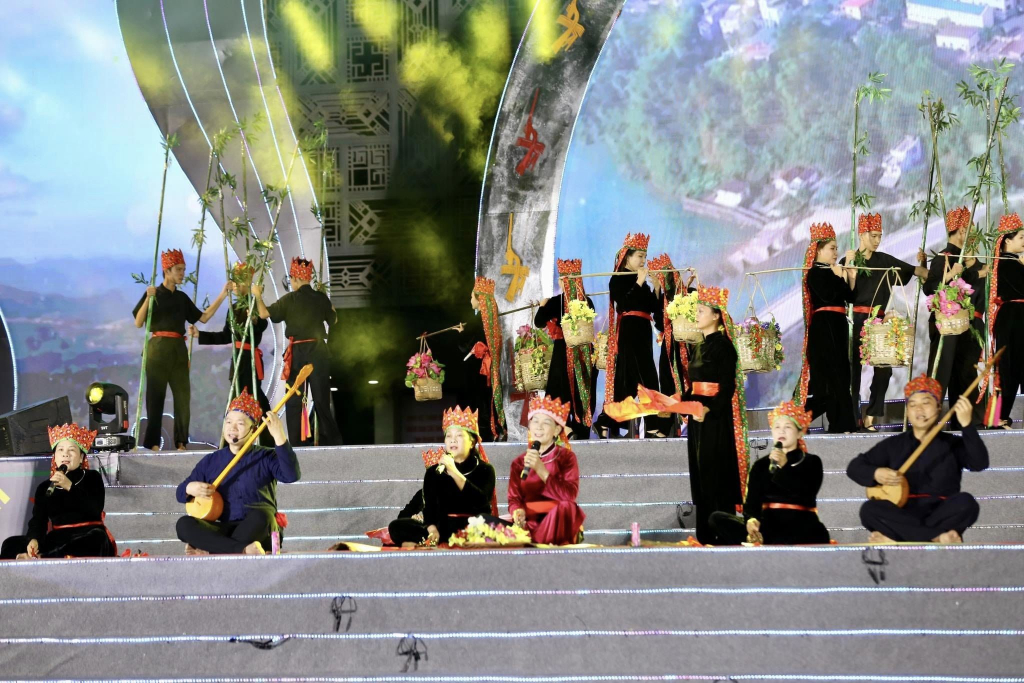 Trình diễn hát then của đoàn nghệ thuật quần chúng huyện Bình Liêu tại Tuần Văn hoá- Thể thao các dân tộc vùng Đông Bắc lần thứ IV, tổ chức tại Tiên Yên, tối 25/8/2023.