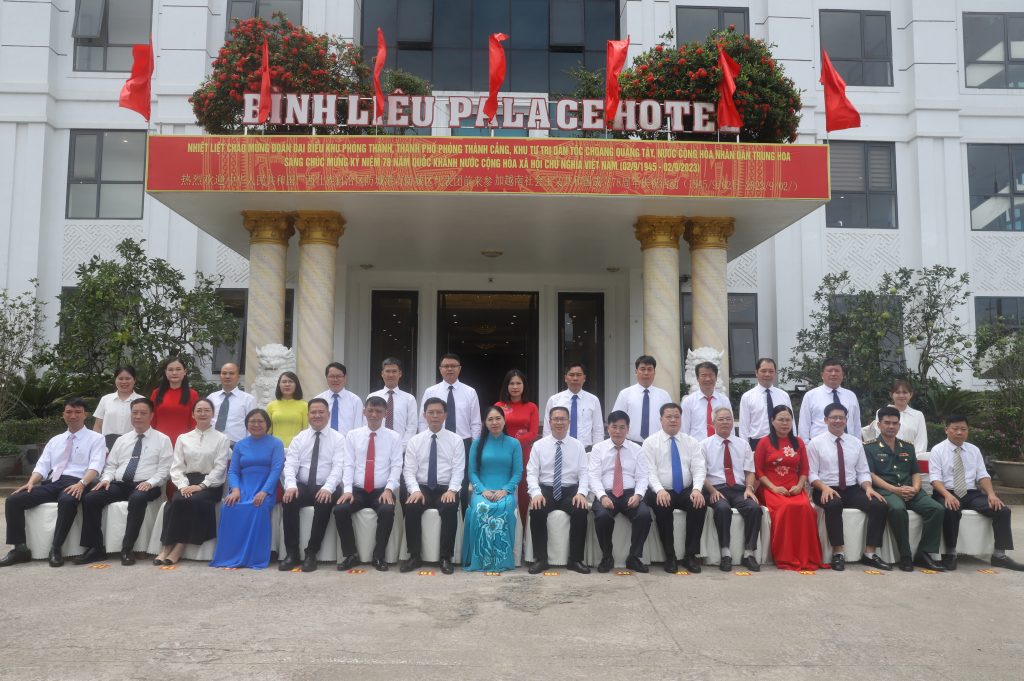 Các đồng chí lãnh đạo huyện Bình Liêu (Việt Nam) và Đoàn đại biểu khu Phòng Thành (Trung Quốc) chụp ảnh lưu niệm.