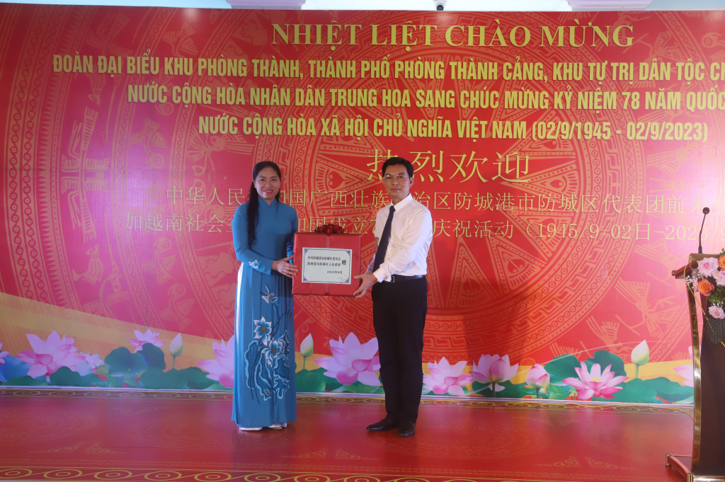 Đồng chí Lục Hải Tân - Bí thư khu uỷ Phòng Thành (Trung Quốc) tặng quà cho huyện Bình Liêu mừng 78 năm cách mạng tháng 8 và Quốc khánh nước CHXHCN Việt Nam.