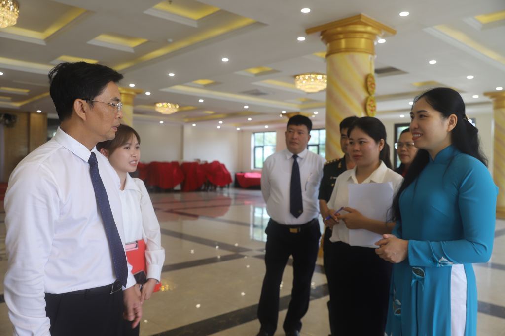 Lãnh đạo huyện Bình Liêu (Việt Nam) và Đoàn đại biểu khu Phòng Thành (Trung Quốc) trao đổi một số công việc.