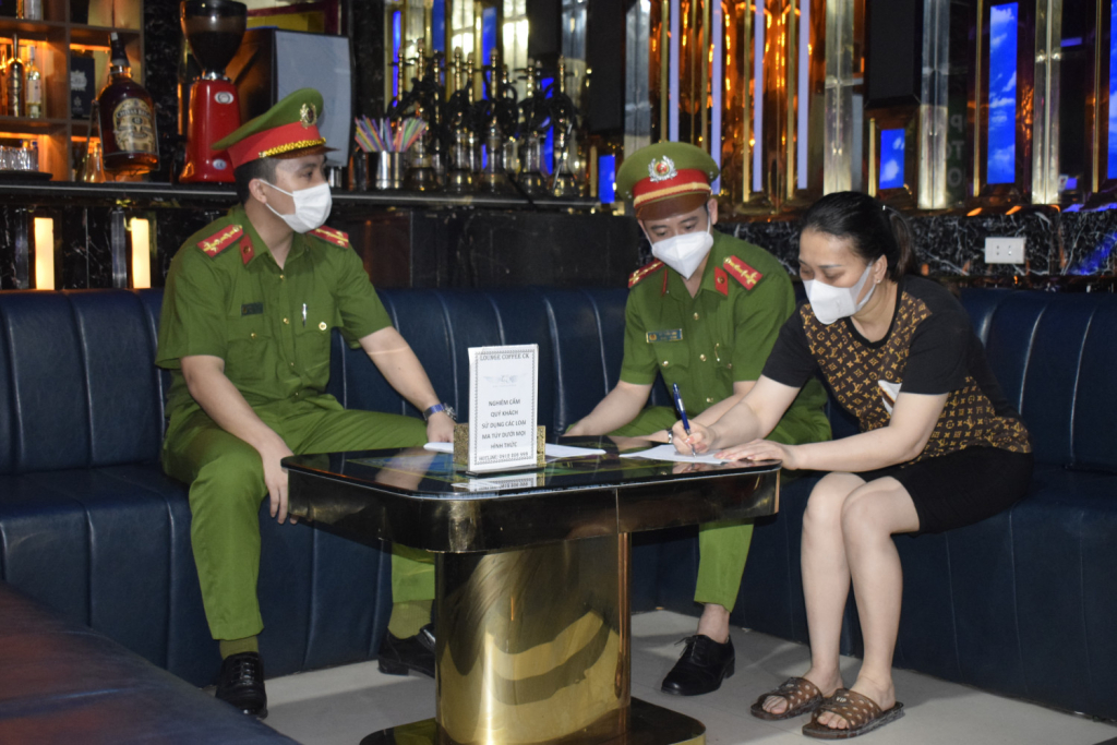 Lực lượng chức năng tuyên truyền, tổ chức ký cam kết tại một cơ sở kinh doanh Lounge tại Cẩm Phả, Quảng Ninh.
