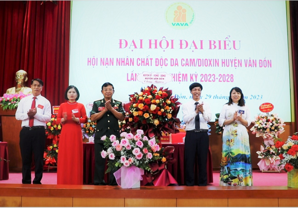 Lãnh đạo huyện Vân Đồn tặng hoa chúc mừng Đại hội