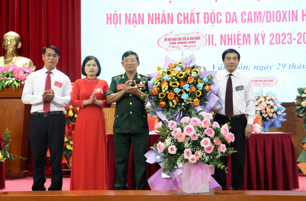 Đồng chí Lê Quang Đãng - Phó Chủ tịch Hội Nạn nhân chất độc da camDioxin tỉnh Quảng Ninh tặng hoa chúc mừng Đại hội.