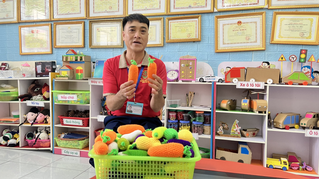 Thầy Đoàn Văn Minh tự tay làm các đồ dùng học tập cho trẻ.