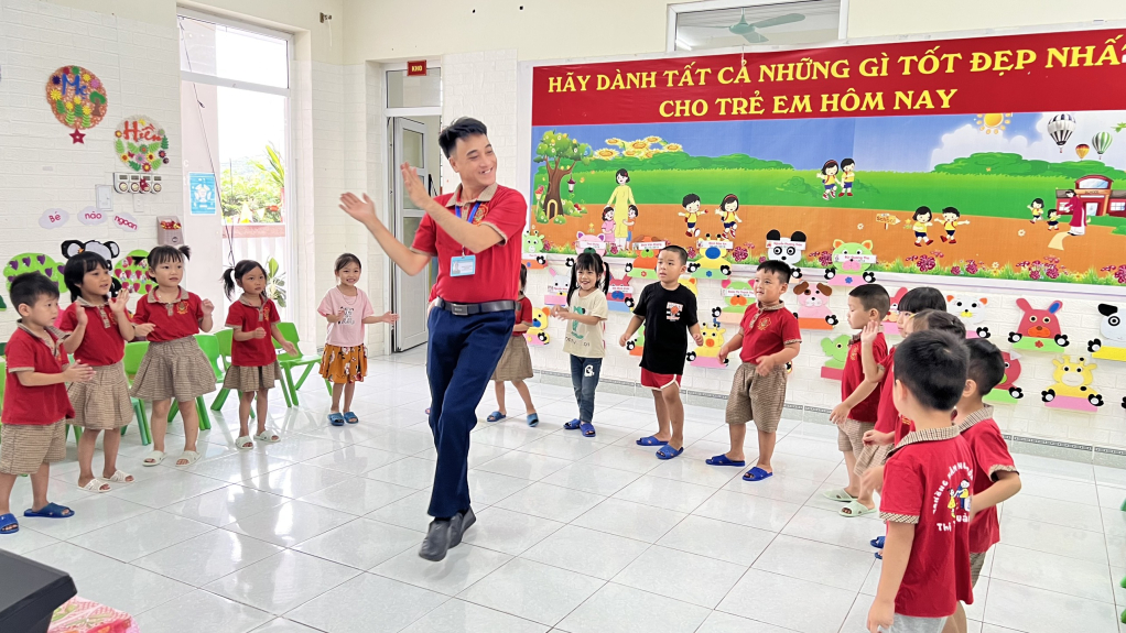 Thầy Minh dạy học trò múa hát.