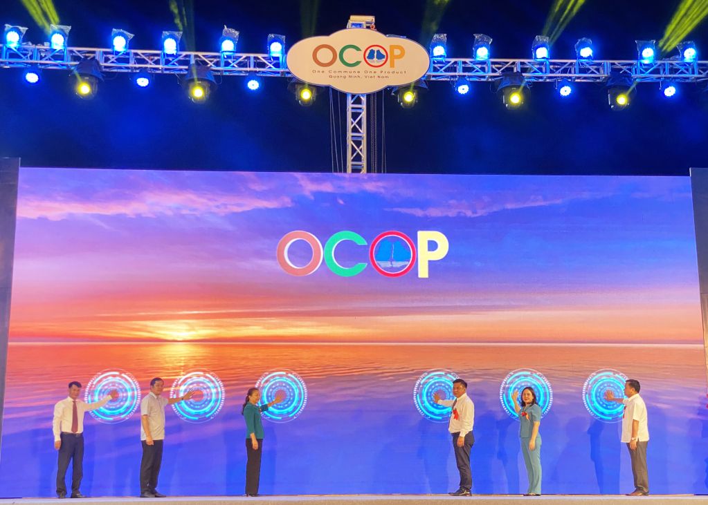 Các đại biểu nhấn nút khai mạc Hội chợ OCOP Quảng Ninh – Thu Đông 2023.