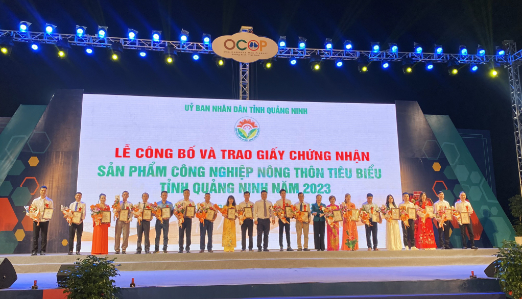 Ban tổ chức trao giấy chứng nhận cho các sản phẩm công nghiệp nông thôn tiêu biểu tỉnh Quảng Ninh năm 2023.