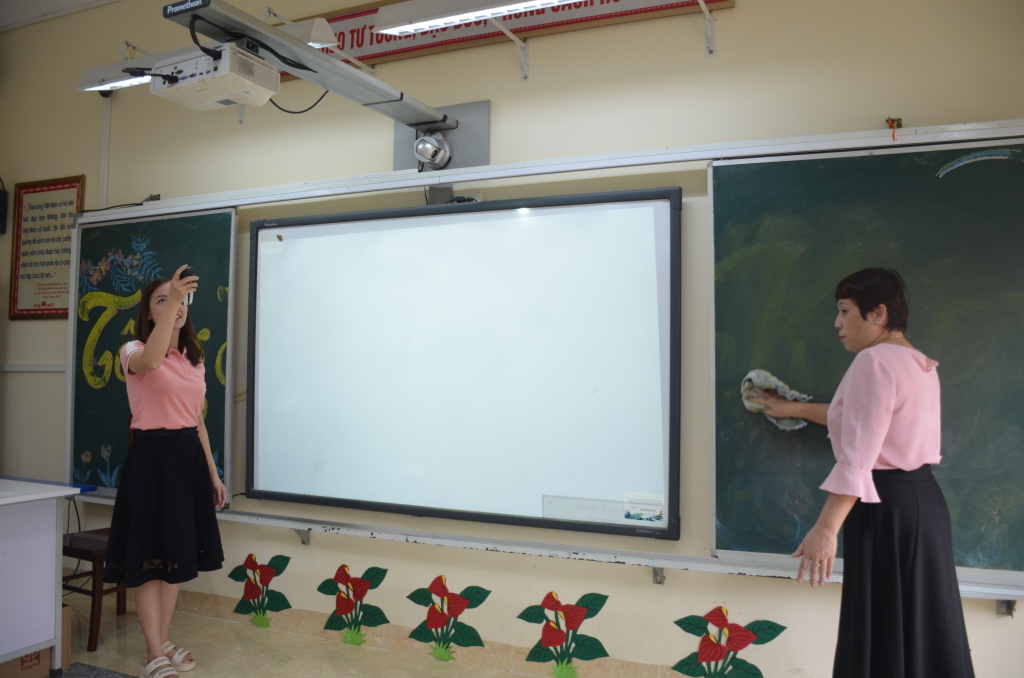 Các cô giáo Trường Tiều học Ngô Quyền (TX Quảng Yên) kiểm tra thiết bị phục vụ dạy học để chuẩn bị cho năm học mới.