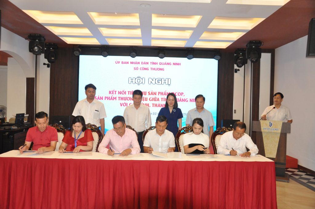 Các doanh nghiệp, đơn vị sản xuất, cung ứng sản phẩm OCOP Quảng Ninh ký kết hợp đồng kinh tế tại hội nghị