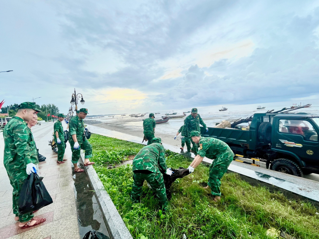 Cán bộ, chiến sĩ Đồn Biên Phòng Trà Cổ cùng các lực lượng tiến hành thu gom rác thải tại bãi biển Trà Cổ.