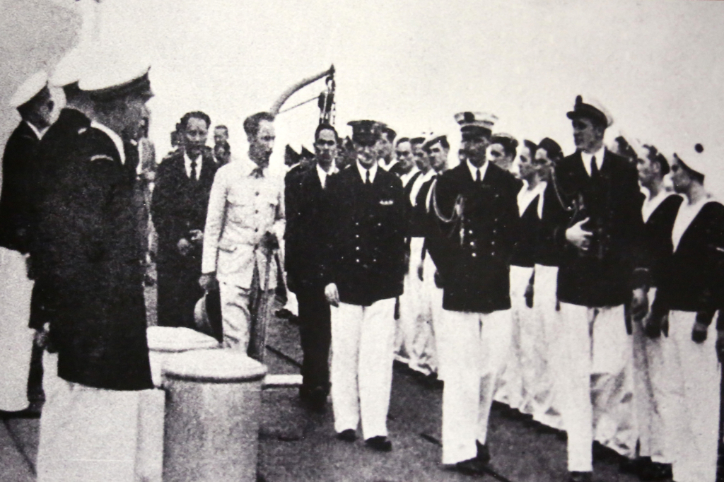Chủ tịch Hồ Chí Minh duyệt đội danh dự trên chiến hạm Eminbéctanh ở Vịnh Hạ Long, ngày 24-3-1946