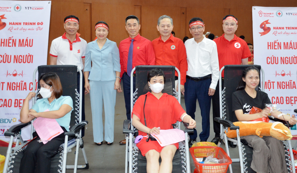 Lãnh đạo Trung ương Hội CTĐ Việt Nam, lãnh đạo tỉnh cùng đại diện các sở, ban, ngành tham gia chương trình