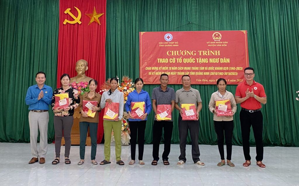 Lãnh đạo Hội CTĐ tỉnh và huyện Vân Đồn trao tặng cờ Tổ quốc cho ngư dân xã Ngọc Vừng (huyện Vân Đồn) tháng 8/2023.