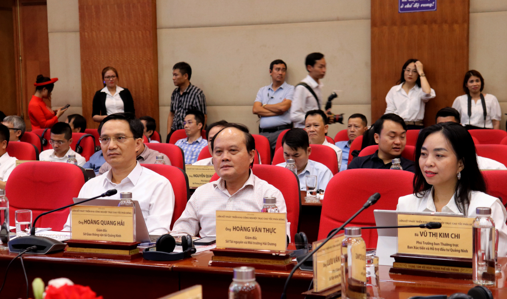 Các sở, ngành của tỉnh Quảng Ninh tham dự diễn đàn.
