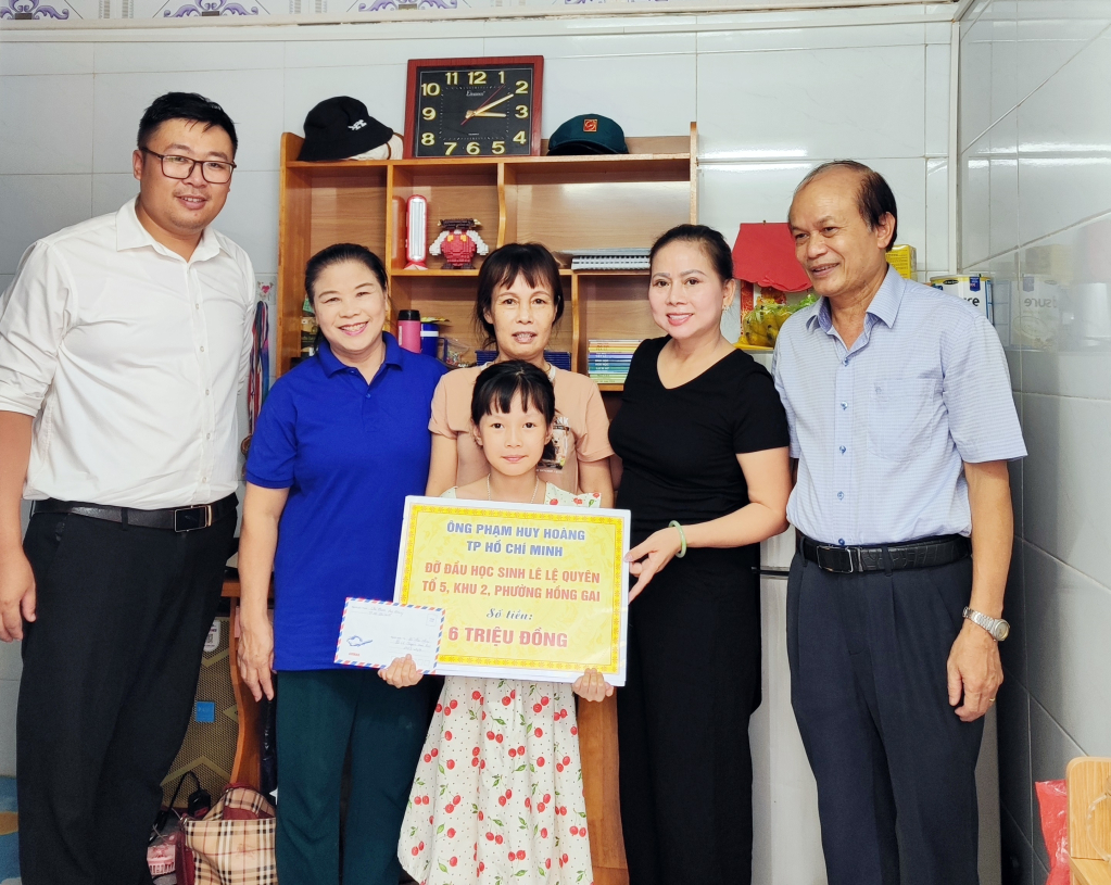 Lãnh đạo Hội Bảo trợ NKT-TMC tỉnh cùng nhà hảo tâm trao đỡ đầu cho em Lê Lệ Quyên ở tổ 5, khu 2, phường Hồng Gai (TP Hạ Long).