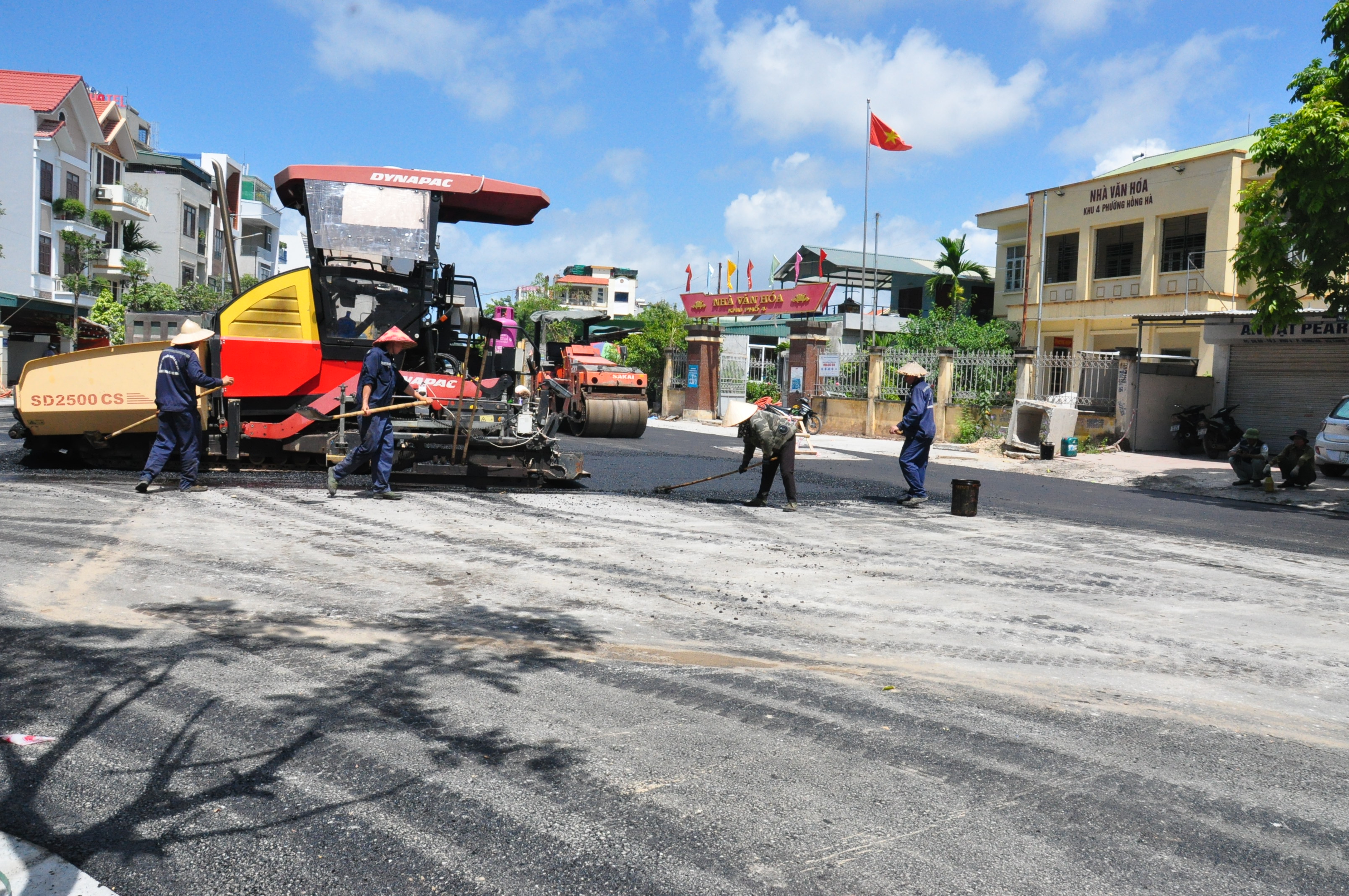 Thành phố Hạ Long sửa chữa nâng cấp đường, vỉa hè tại khu 4, phường Hồng Hà vào tháng 7/2023 tạo thuận lợi cho các phương tiện giao thông lưu thông và người dân đi lại.