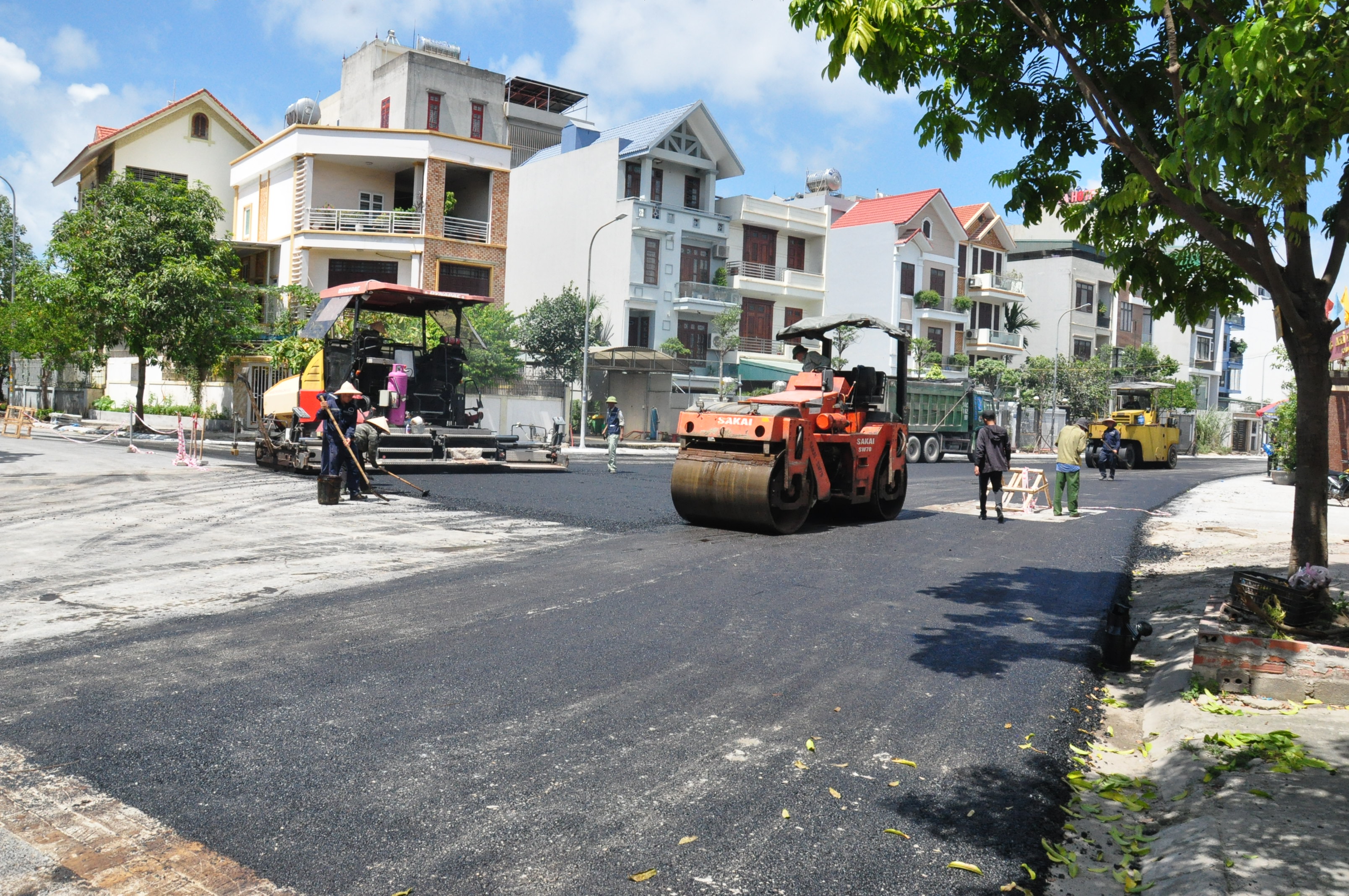 Thành phố Hạ Long nâng cấp, sửa chữa đường, vỉa hè tại khu 4, phường Hồng Hà phục vụ đi lại thuận tiện cho người dân.