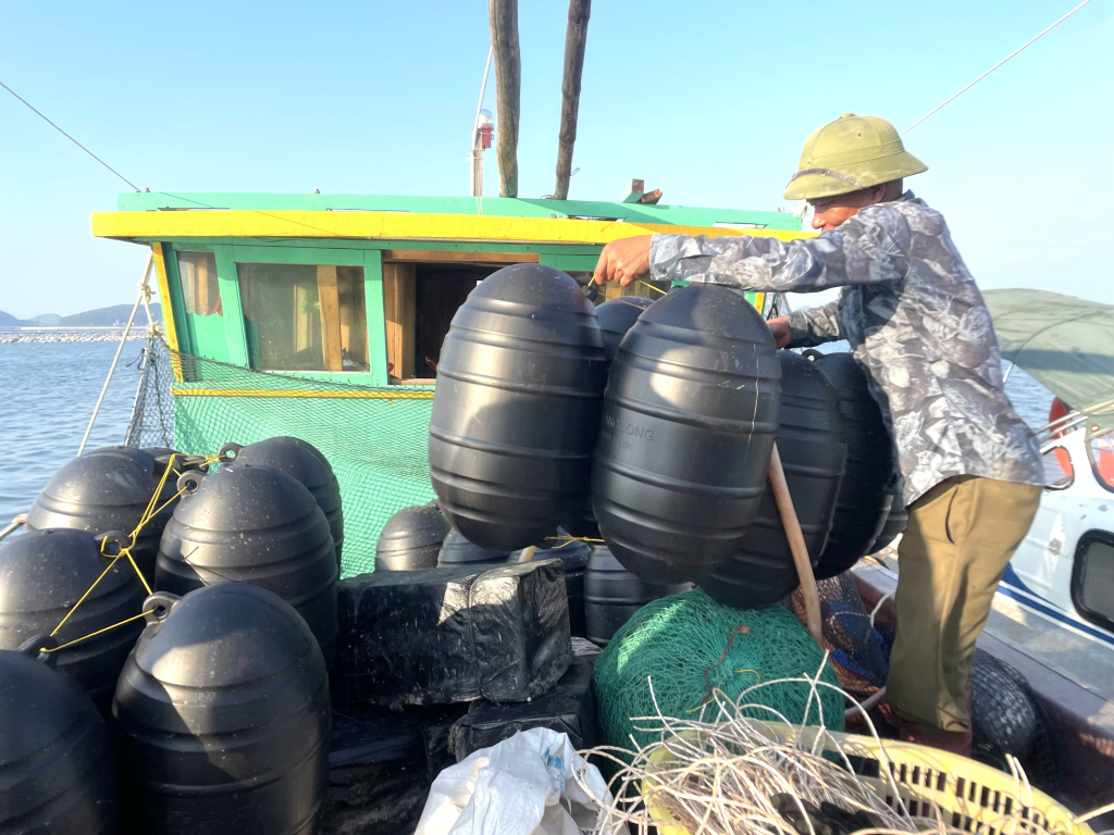 Các hộ dân huyện Vân Đồn chuyển đổi vật liệu nổi trong nuôi trồng thủy sản. Ảnh: Thu Trang