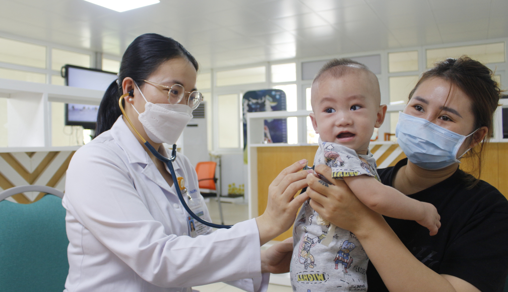 Bác sĩ Nguyễn Thị Trang, Phụ trách Khoa Dinh dưỡng (Bệnh viện Sản Nhi Quảng Ninh) khám dinh dưỡng cho trẻ. Ảnh: Nguyễn Hoa