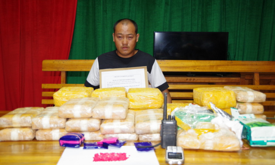 Bắt giữ đối tượng vận chuyển 11kg ma tuý tổng hợp và 16 bánh heroin