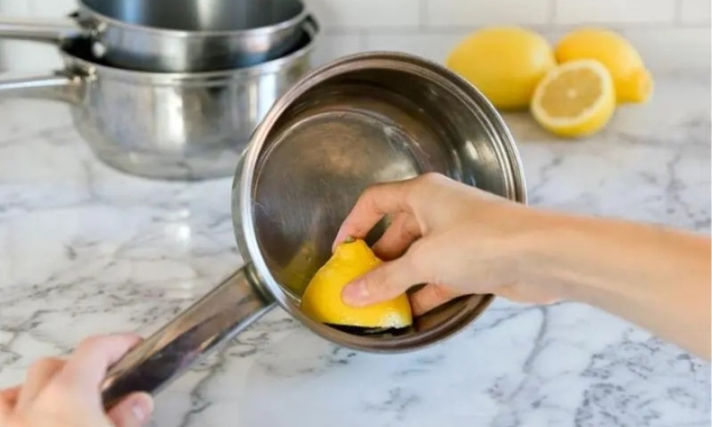 Vì sao xoong nồi thường xuất hiện những vệt loang cầu vồng, chúng có độc không?
