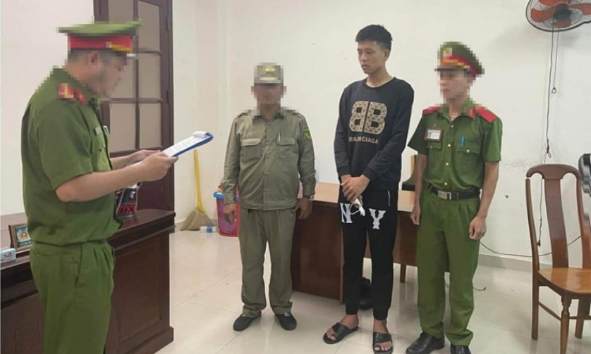 Cầm dao chém người, không cho vào Hội An vì... không thích