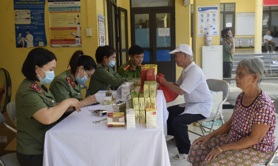 Khám bệnh, cấp phát thuốc miễn phí cho người dân xã Lục Hồn, Bình Liêu