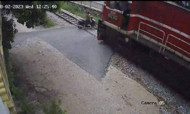 Cố điều khiển xe máy băng qua đường tàu, người phụ nữ tử vong thương tâm