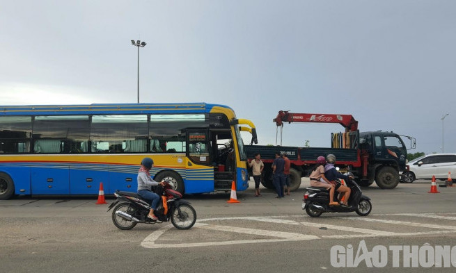 Quảng Ngãi: Tai nạn liên hoàn giữa xe khách, xe tải và xe bán tải
