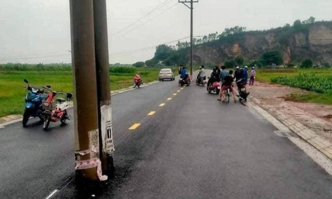 Tông vào cột điện giữa đường, một người đi xe máy tử vong