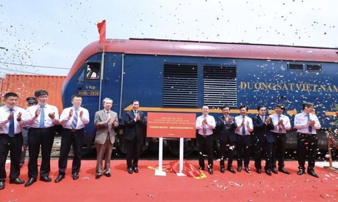 First freight train on Shijiazhuang – Yen Vien railway route welcomed