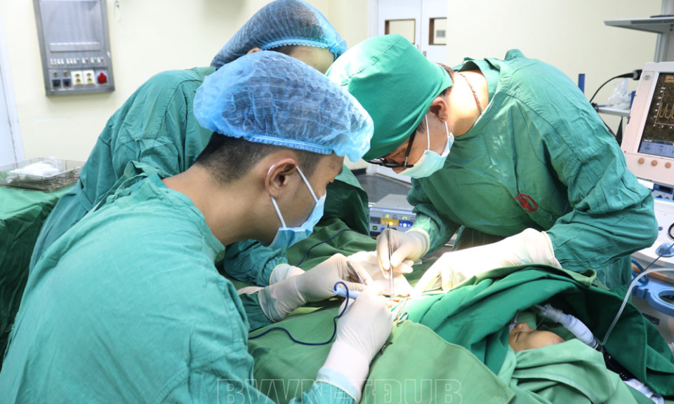 Phẫu thuật thoát vị bẹn trái nghẹt cho trẻ nhỏ mới 35 ngày tuổi