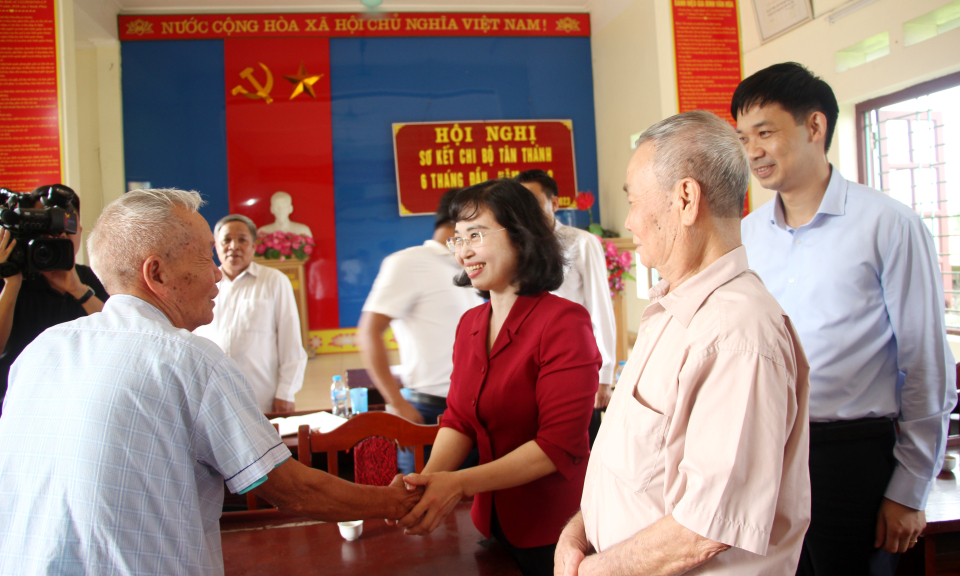 Đồng chí Phó Bí thư Thường trực Tỉnh ủy dự sinh hoạt Chi bộ Tân Thành